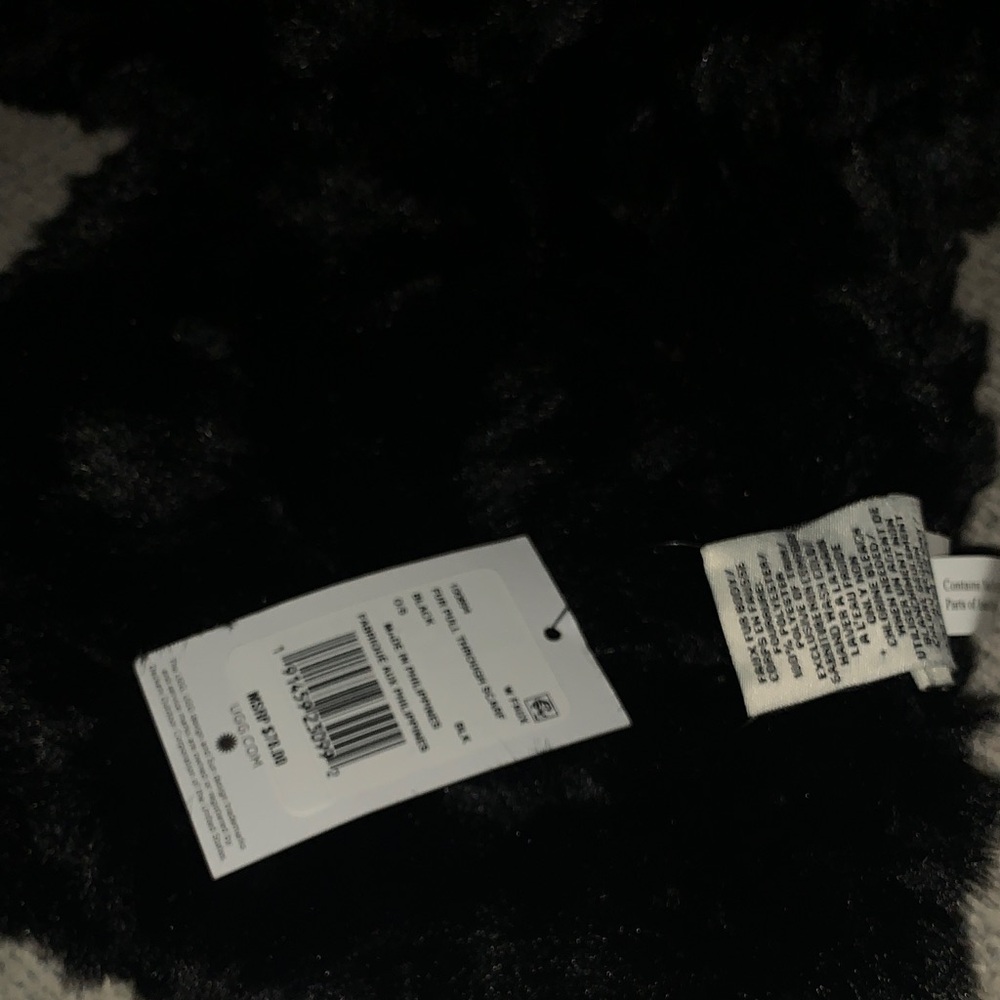 UGG Pull Through Scarf Faux Black Fur NWT - Picture 2 of 2